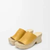 Espadrille-Pantolette mit Plateau aus pflanzlich gegerbtem Kalbsleder in Ocker