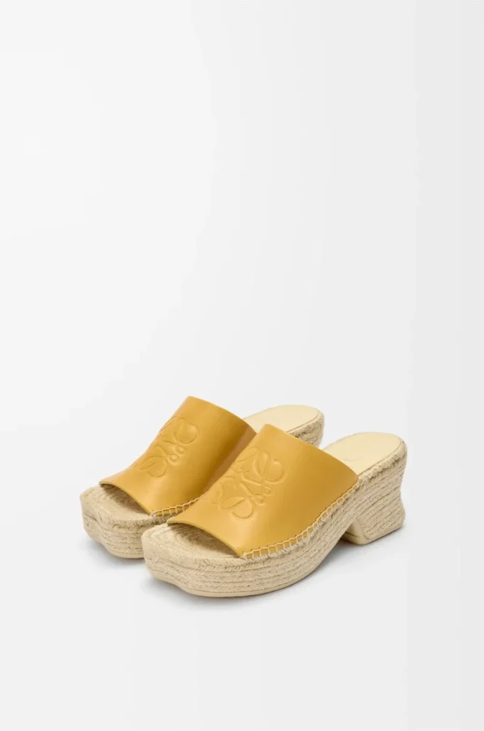 Espadrille-Pantolette mit Plateau aus pflanzlich gegerbtem Kalbsleder in Ocker