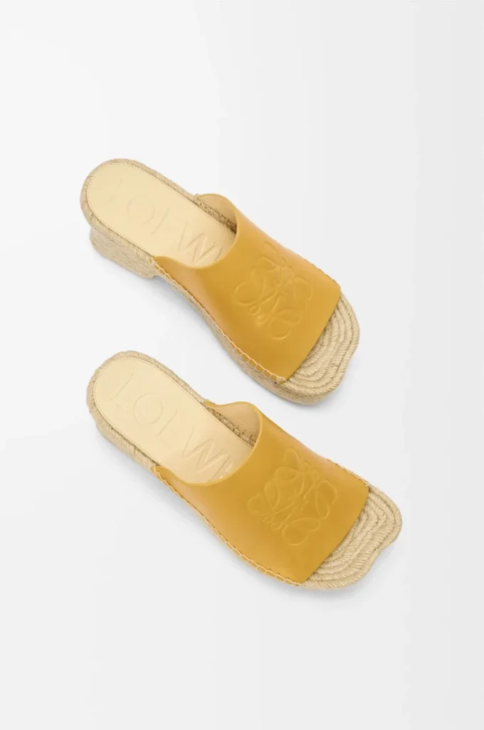 Espadrille-Pantolette mit Plateau aus pflanzlich gegerbtem Kalbsleder in Ocker