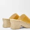 Espadrille-Pantolette mit Plateau aus pflanzlich gegerbtem Kalbsleder in Ocker