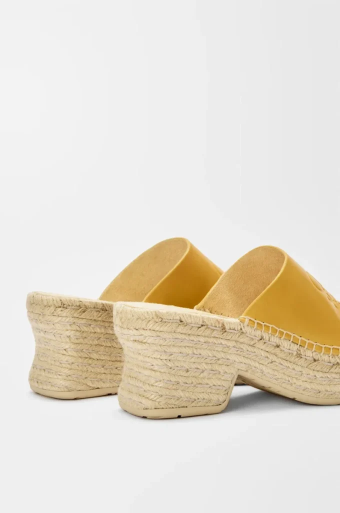 Espadrille-Pantolette mit Plateau aus pflanzlich gegerbtem Kalbsleder in Ocker