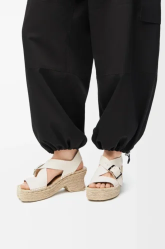Espadrille-Plateausandale mit Blütenblattform aus weichem Kalbsleder    Weiß