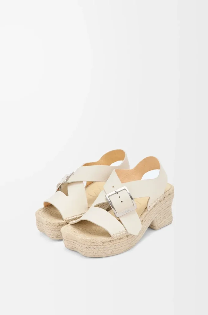 Espadrille-Plateausandale mit Blütenblattform aus weichem Kalbsleder    Weiß