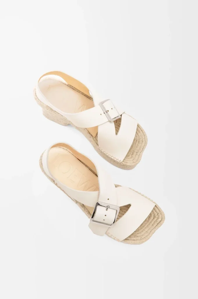 Espadrille-Plateausandale mit Blütenblattform aus weichem Kalbsleder    Weiß