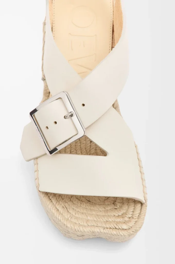 Espadrille-Plateausandale mit Blütenblattform aus weichem Kalbsleder    Weiß