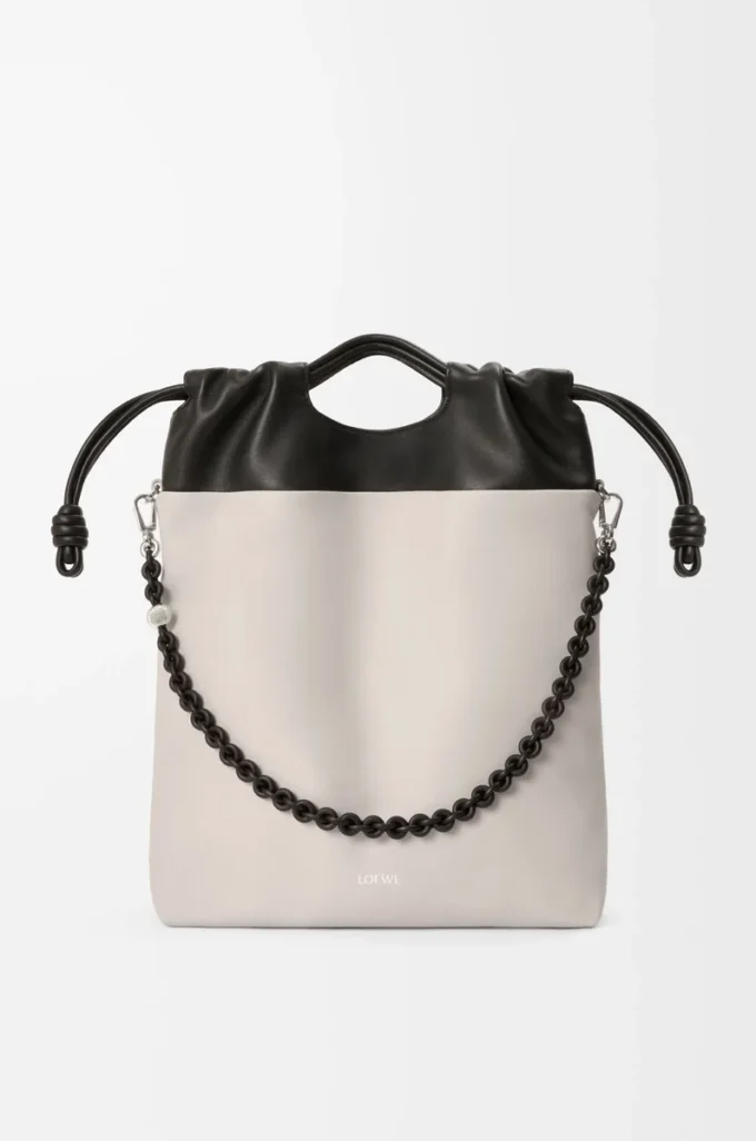 Flamenco-Handtasche aus weichem Nappalammleder in Hellgrau/Schwarz