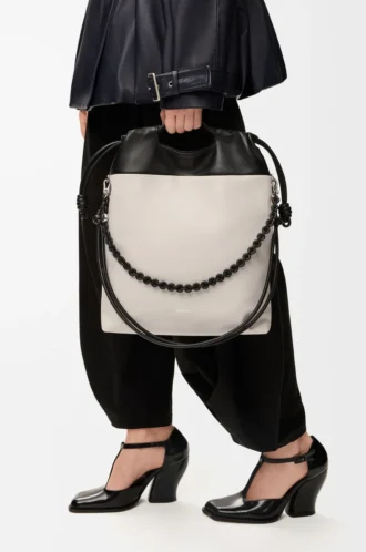 Flamenco-Handtasche aus weichem Nappalammleder in Hellgrau/Schwarz