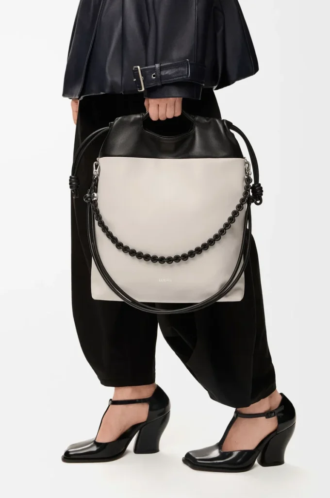 Flamenco-Handtasche aus weichem Nappalammleder in Hellgrau/Schwarz