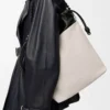 Flamenco-Handtasche aus weichem Nappalammleder in Hellgrau/Schwarz