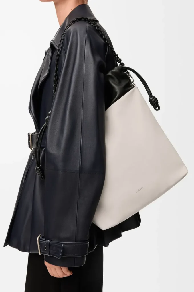 Flamenco-Handtasche aus weichem Nappalammleder in Hellgrau/Schwarz