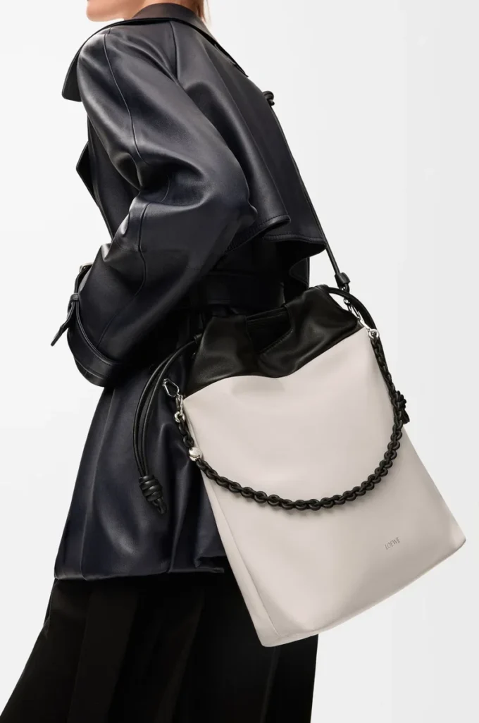 Flamenco-Handtasche aus weichem Nappalammleder in Hellgrau/Schwarz