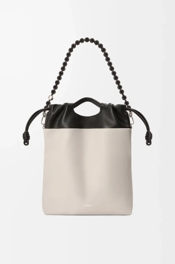 Flamenco-Handtasche aus weichem Nappalammleder in Hellgrau/Schwarz