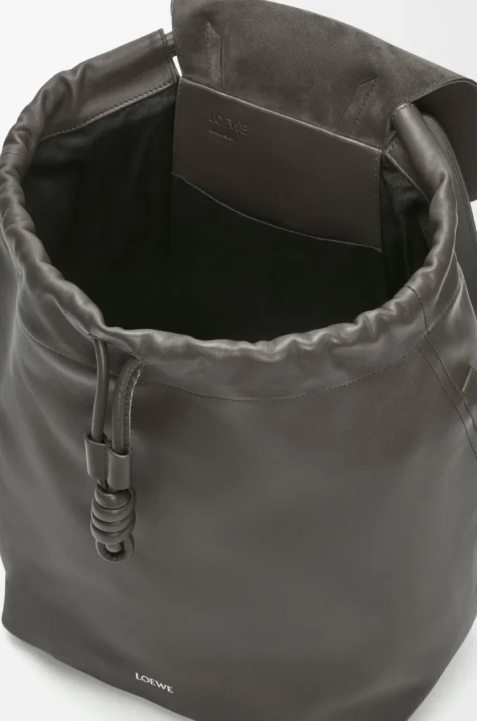 Flamenco-Rucksack aus glänzendem, geschmeidigem Kalbsleder Dunkelgrau
