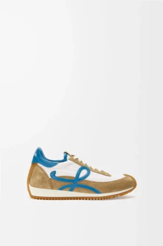 Flow Runner 2.0 aus Nylon und Wildleder in Sand/Blau/Weiß