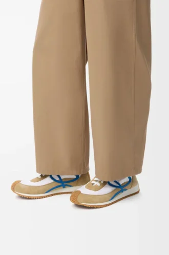 Flow Runner 2.0 aus Nylon und Wildleder in Sand/Blau/Weiß