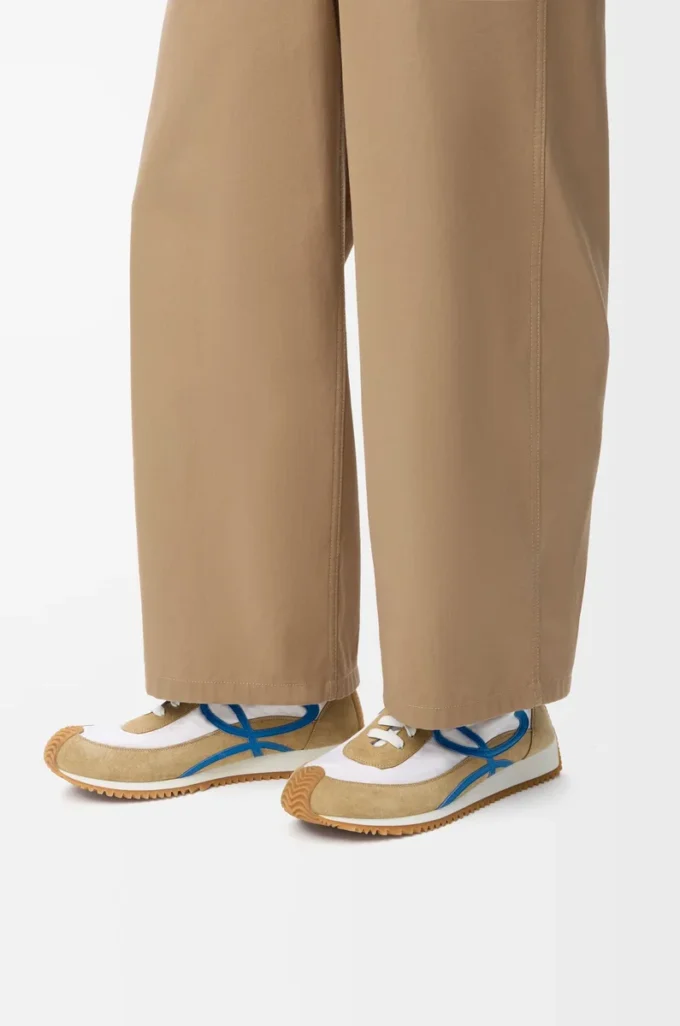 Flow Runner 2.0 aus Nylon und Wildleder in Sand/Blau/Weiß
