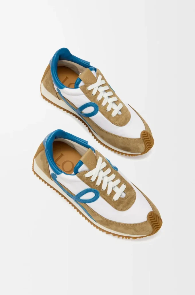 Flow Runner 2.0 aus Nylon und Wildleder in Sand/Blau/Weiß
