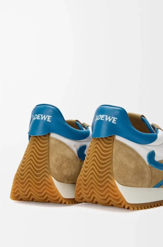 Flow Runner 2.0 aus Nylon und Wildleder in Sand/Blau/Weiß