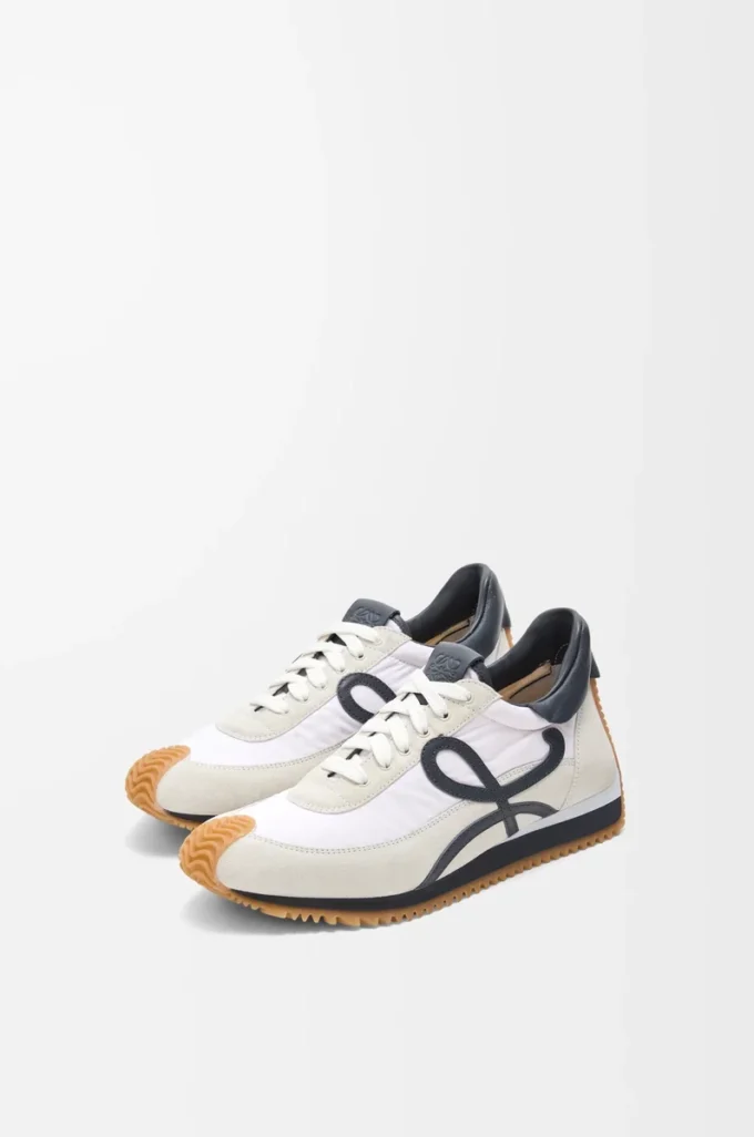 Flow Runner aus Nylon und Wildleder in Anthrazitblau/Weiß