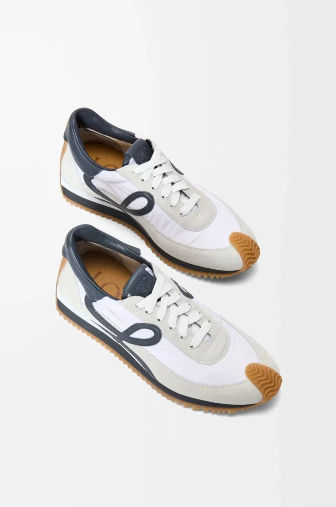 Flow Runner aus Nylon und Wildleder in Anthrazitblau/Weiß