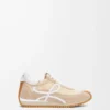 Flow Runner aus Nylon und Wildleder in Light Powder