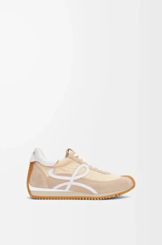 Flow Runner aus Nylon und Wildleder in Light Powder