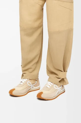 Flow Runner aus Nylon und Wildleder in Light Powder