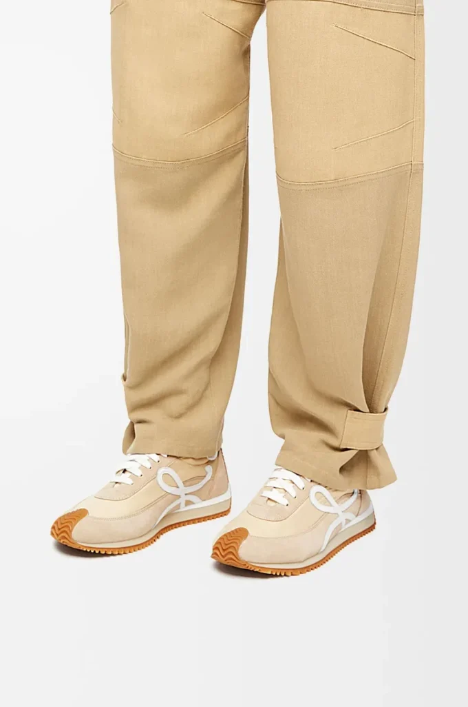 Flow Runner aus Nylon und Wildleder in Light Powder