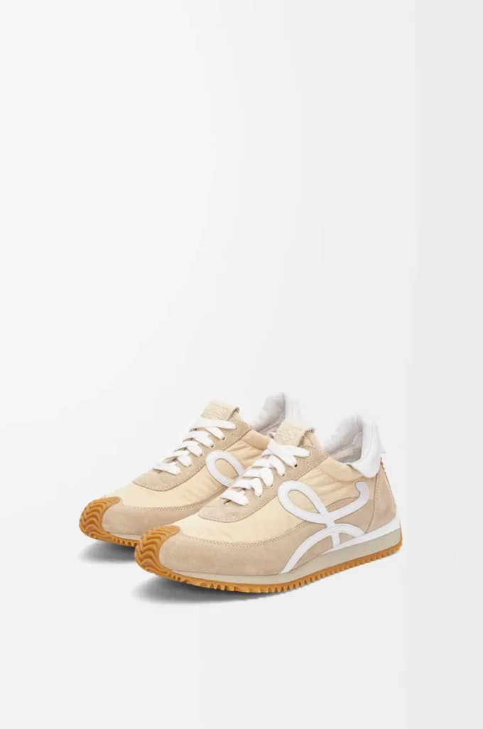 Flow Runner aus Nylon und Wildleder in Light Powder