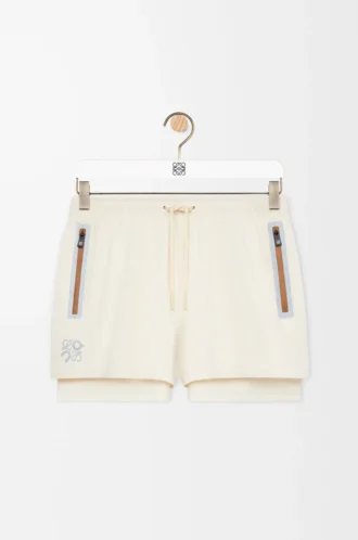 Funktionsshorts aus technischem Shell-Material in Elfenbein