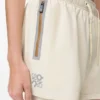 Funktionsshorts aus technischem Shell-Material in Elfenbein