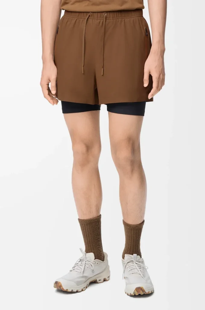 Funktionsshorts aus technischem Shell-Material in Toffee