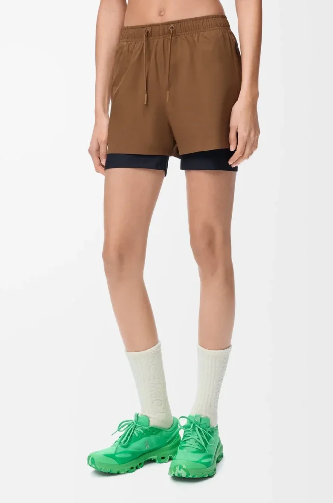 Funktionsshorts aus technischem Shell-Material in Toffee