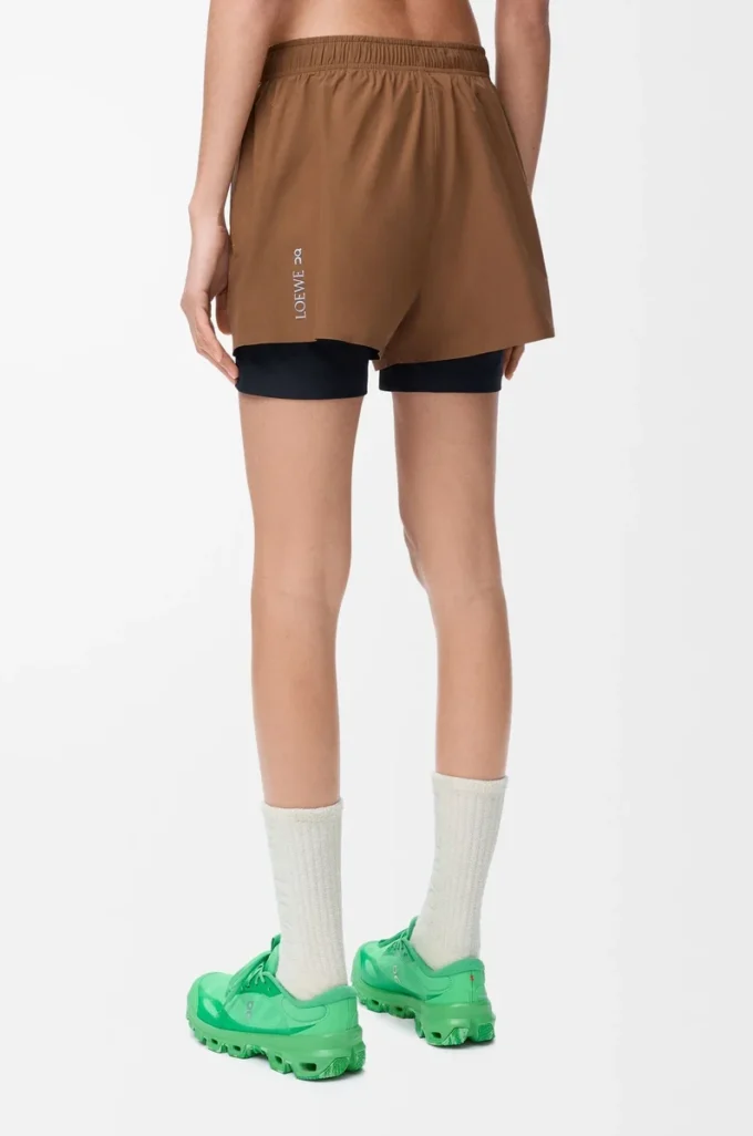 Funktionsshorts aus technischem Shell-Material in Toffee