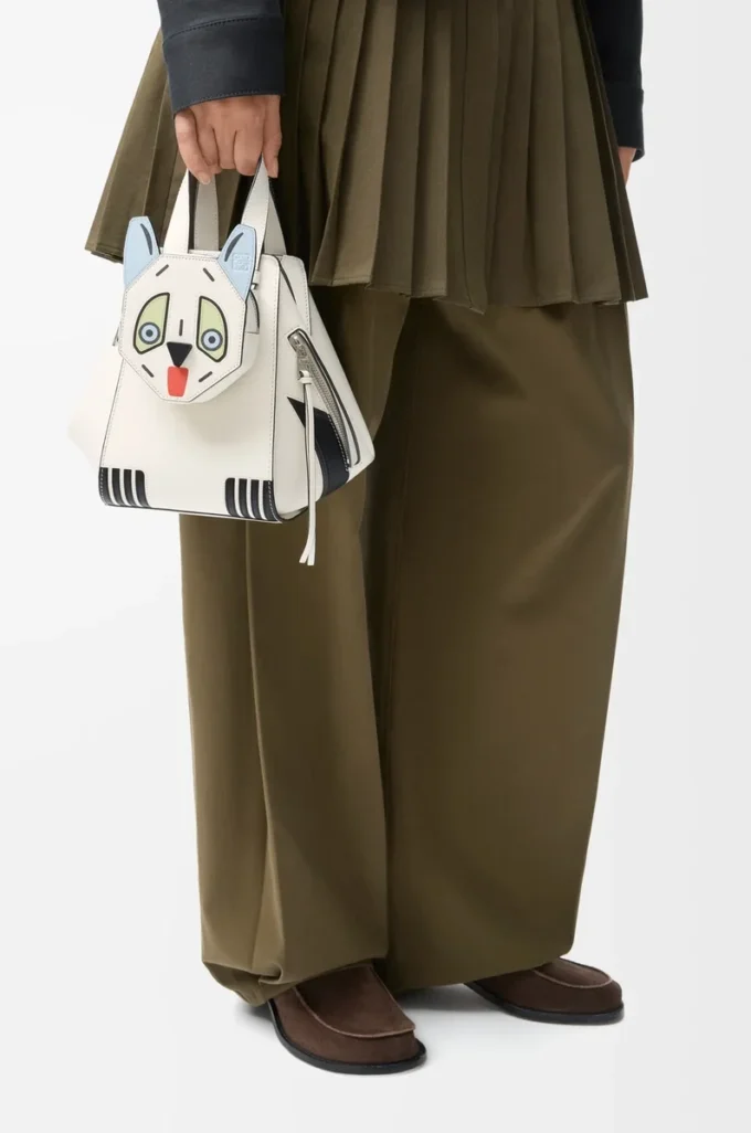 Futurist Cat kompakte Hammock-Tasche aus klassischem Kalbsleder in Soft White