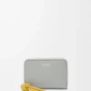 Geldbörse mit Reißverschluss aus glänzendem Nappakalbsleder in Shell Grey/Dandelion