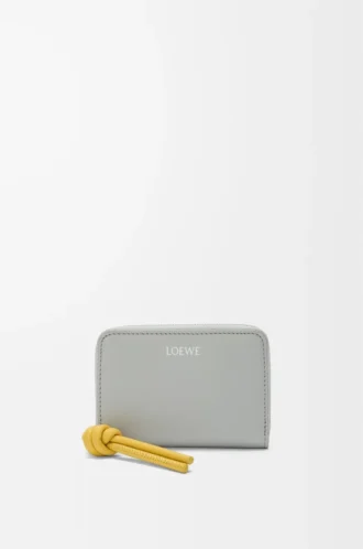 Geldbörse mit Reißverschluss aus glänzendem Nappakalbsleder in Shell Grey/Dandelion