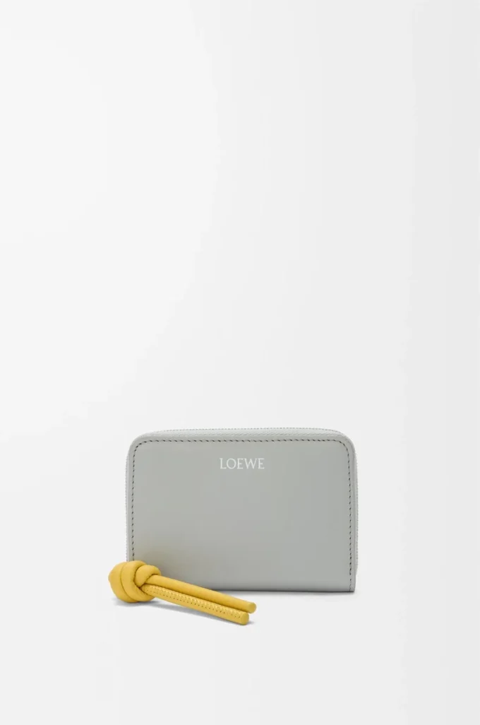 Geldbörse mit Reißverschluss aus glänzendem Nappakalbsleder in Shell Grey/Dandelion