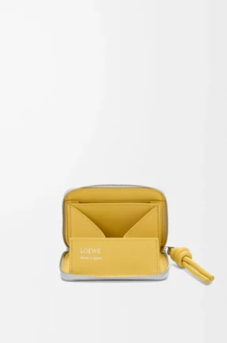 Geldbörse mit Reißverschluss aus glänzendem Nappakalbsleder in Shell Grey/Dandelion