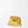Geldbörse mit Reißverschluss aus glänzendem Nappakalbsleder in Shell Grey/Dandelion