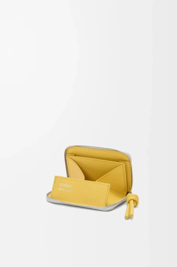 Geldbörse mit Reißverschluss aus glänzendem Nappakalbsleder in Shell Grey/Dandelion