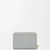 Geldbörse mit Reißverschluss aus glänzendem Nappakalbsleder in Shell Grey/Dandelion