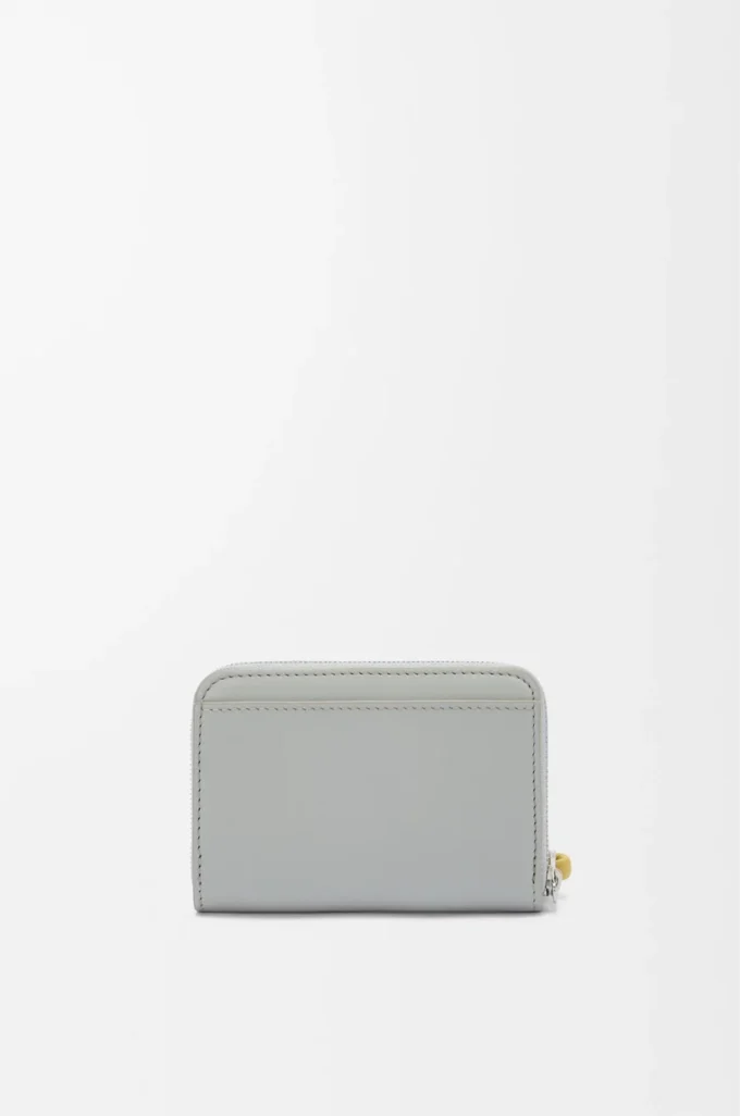 Geldbörse mit Reißverschluss aus glänzendem Nappakalbsleder in Shell Grey/Dandelion