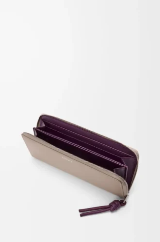Geldbörse mit Reißverschluss und Knotenverschluss aus glänzendem Nappakalbsleder Clay/Plum