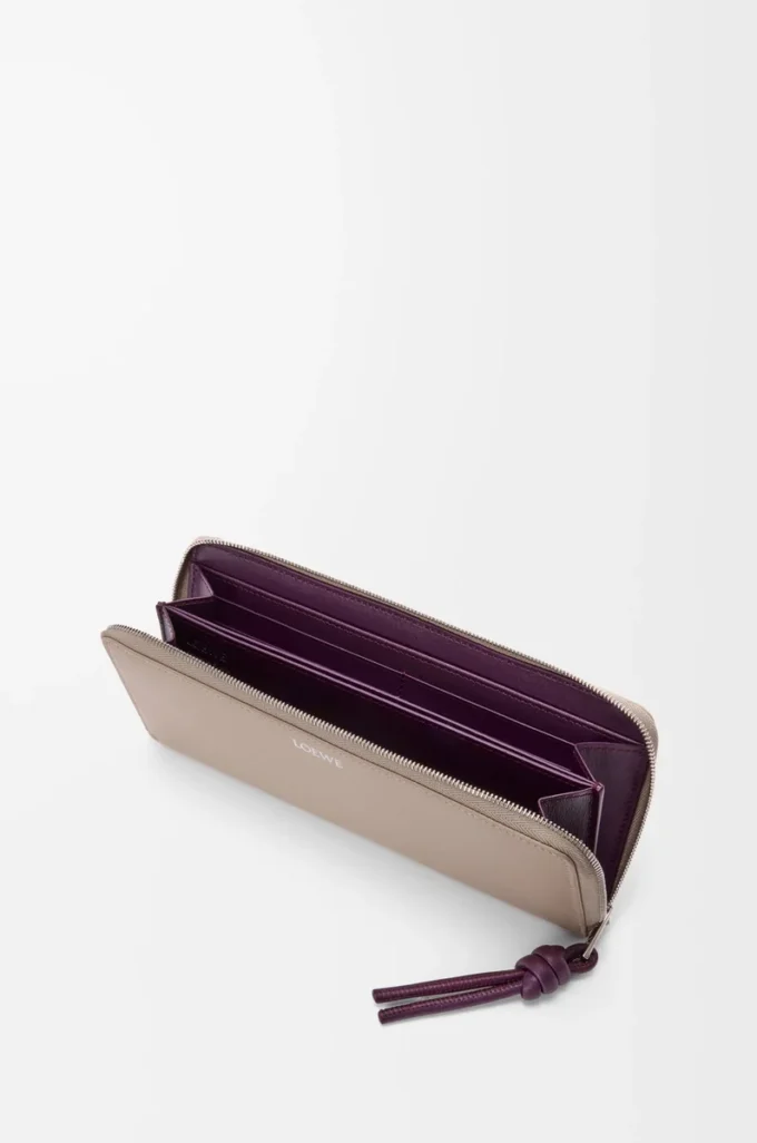 Geldbörse mit Reißverschluss und Knotenverschluss aus glänzendem Nappakalbsleder Clay/Plum