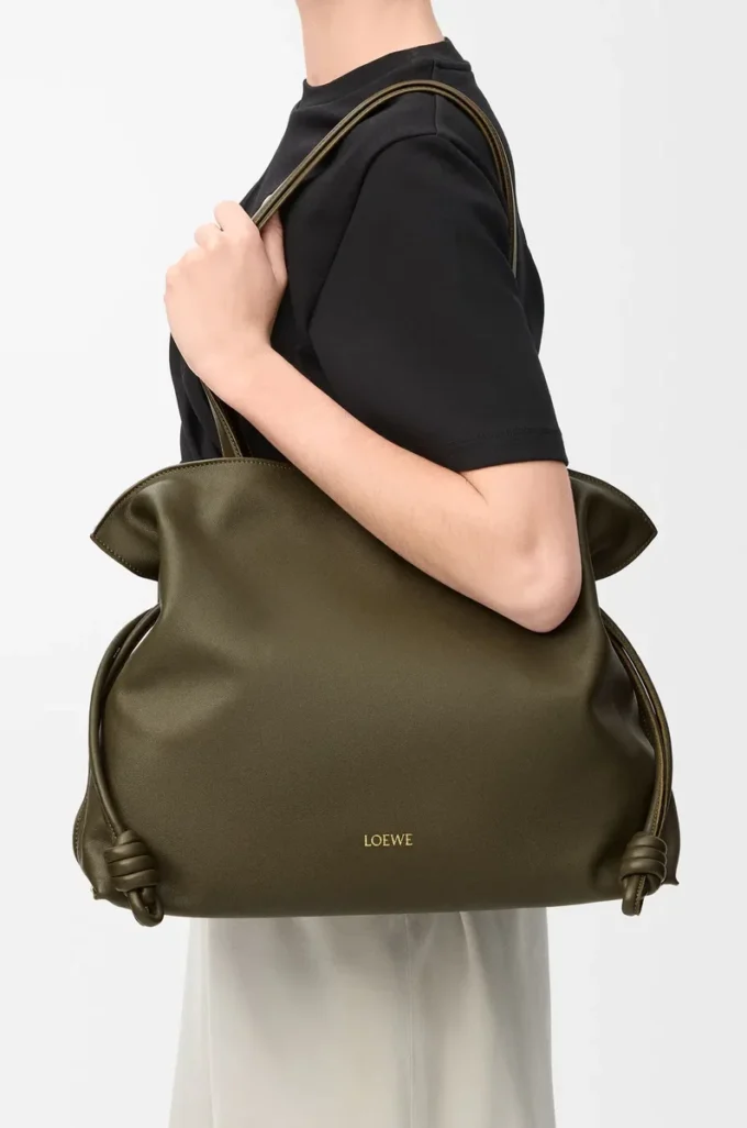 Große Flamenco-Clutch aus Nappakalbsleder Dark Khaki