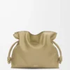 Große Flamenco-Clutch aus Nappakalbsleder in Clay Green
