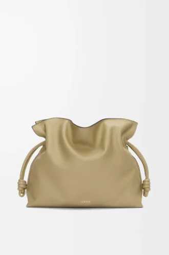Große Flamenco-Clutch aus Nappakalbsleder in Clay Green