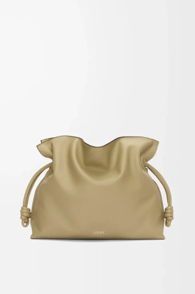 Große Flamenco-Clutch aus Nappakalbsleder in Clay Green