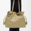 Große Flamenco-Clutch aus Nappakalbsleder in Clay Green